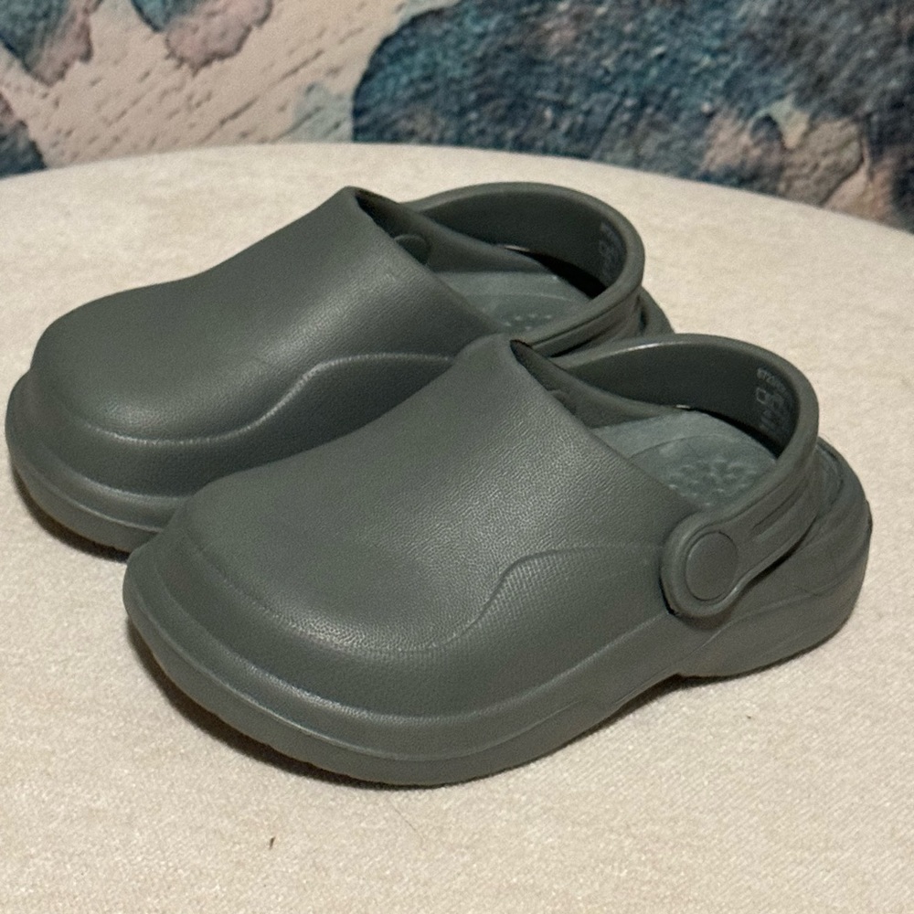 Zara | baby “crocs” | teal color | size 6.5 baby